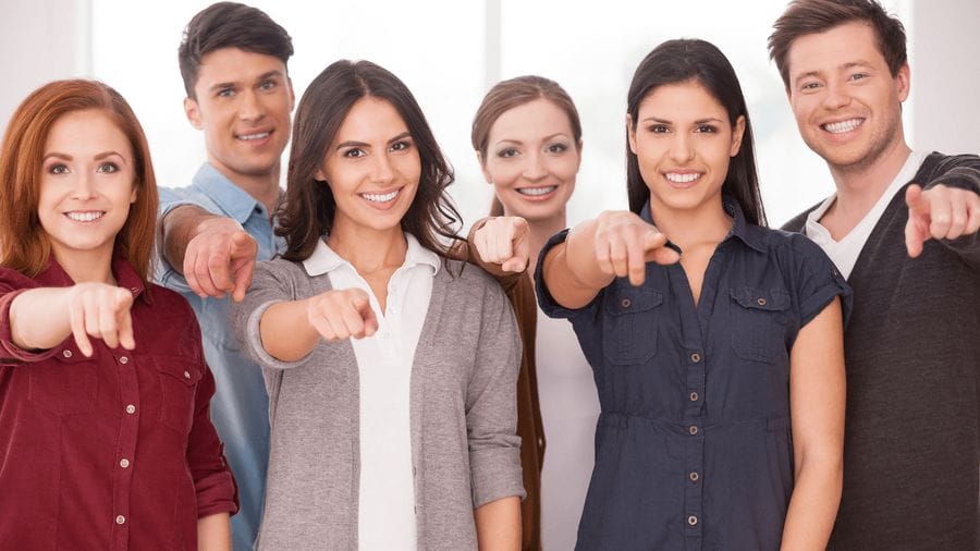 Consulente Squadra Credit e cliente firmano il contratto di cessione del quinto
